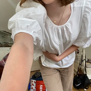Vit blus med puffärmar - Vit blus i nyskick! Köpt på h&m. Frakt betalas av köparen 💕💕