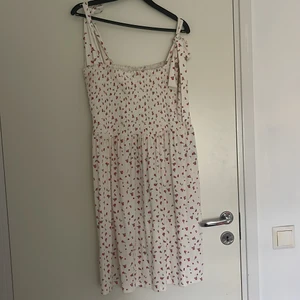 Klänning - Oanvänd klänning från Only, lapp kvar🤍
