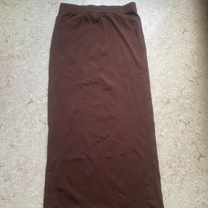 En helt vanliga brun kjol  - Lent material 