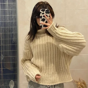 vit stickad tröja - jättesöt och mysig tröja i stl M men som även passar mig med stl XS-S! skriv gärna vid funderingar, köparen står för frakt :))