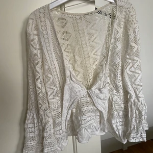 Söt, vit kofta - Vit kofta från märket Oysho, köpt utomlands. Perfekt att ha på sommaren över en tröja eller över en bikini påväg till stranden. Säljer då den tyvärr är förliten. Passar även någon som har storlek M.