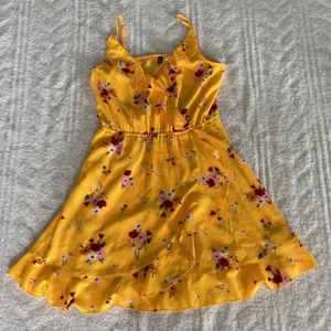 Gulblommig klänning i storlek 40  - Fin gulblommig sommarklänning i storlek 40 från H&M. Frakt ingår inte i priset! För mer info skriv privat.