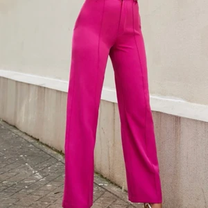 Kostymbyxor - Rosa kostymbyxor från SHEIN, aldrig använda. Storlek M men är som en S. 85kr inkl frakt