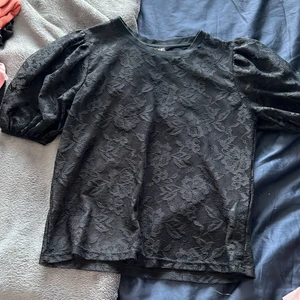 Spets topp - Jättefin spets topp från monki som jag inte använder då den är för liten för mig! Men den är såå fin så jag vill gärna sälja den vidare! Kolla gärna in mina andra annonser också <3