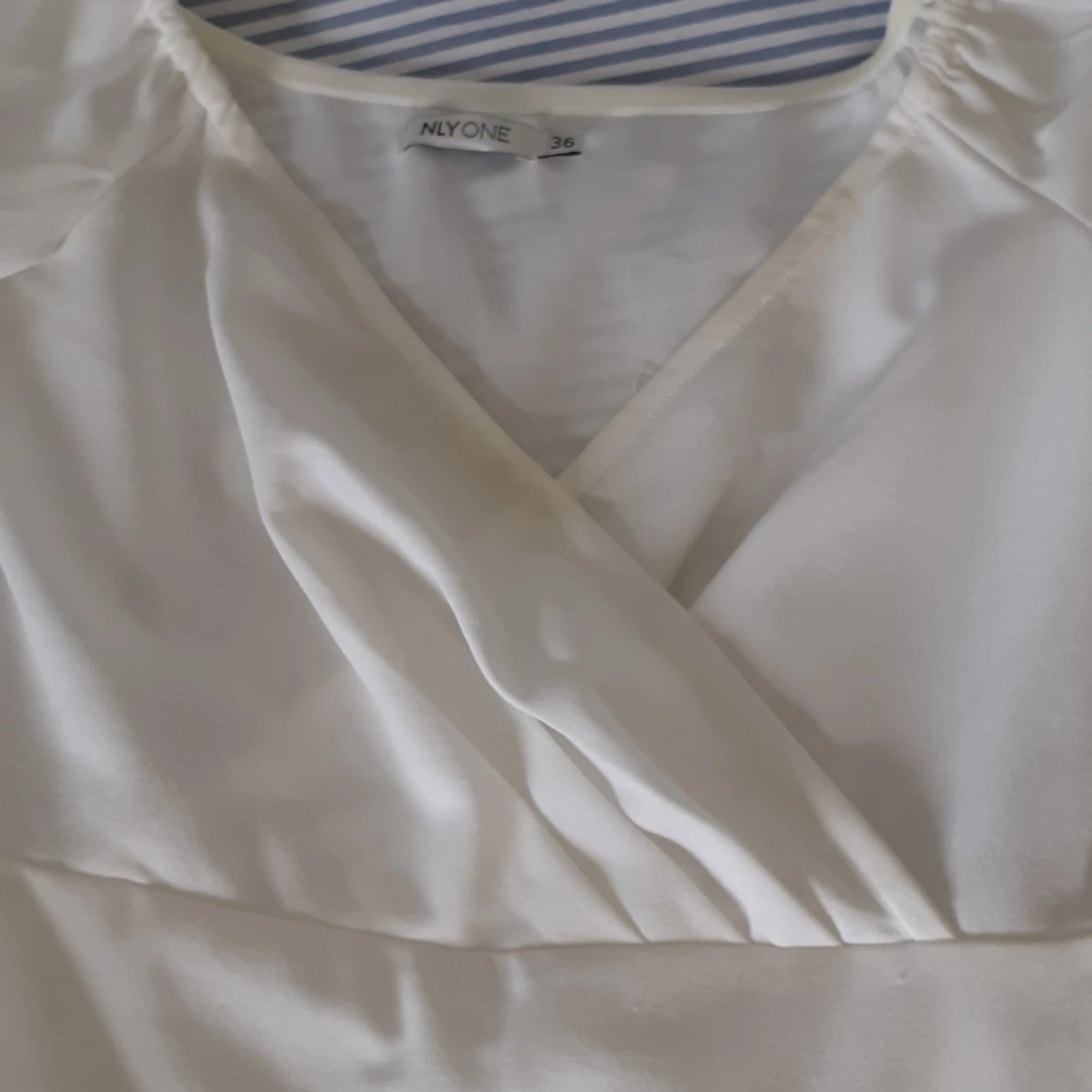 Vit omlottklänning NLY One storlek S - 91
