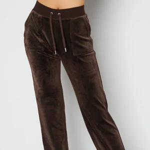 Juicy byxor  - Bruna juicycouture byxor i bra skick köpta i vintras. ❌❌KÖP INTE VIA KÖP DIREKT❌❌