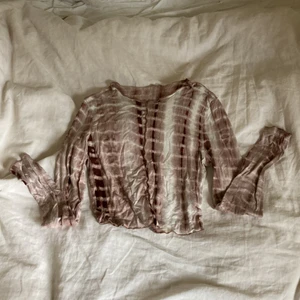 Långärmad tröja  - Långärmad tröja! Står ingen storlek men skulle säga xs/S men den är stretchig! Köpare står för frakt 