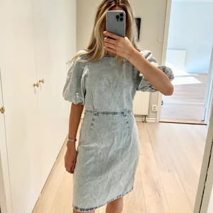 Gina Tricot jeansklänning - Världens skönaste jeansklänning från Gina Tricot med prislappen på i storlek 34 men funkar för 34-36💙 Nypris är 700, säljer den för 350✌🏽