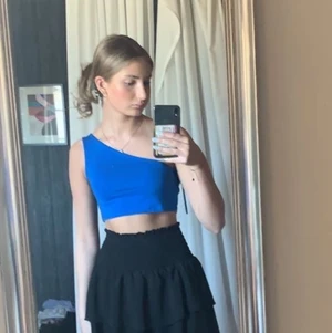 One shoulder top - En jättefin blå inte one shoulder top från jeans bolaget. Är endast provad men prislappen finns inte kvar.