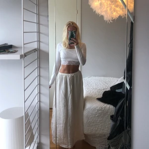 Lång guldkjol - Jättefin lång guldkjol. Använd en gång. Säljer för inte riktigt min stil.