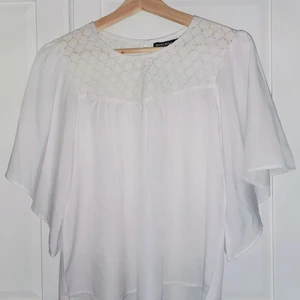 Flowig top från rut&circle - Fin top med spets vid halsen som tyvärr inte används. Fick som present och har använt den max 3 gånger så inget slitage.