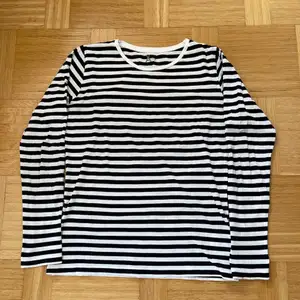 Jättefin randig tröja från Åhléns, trendigt med randigt. Bra skick men säljes pga att jag växt ur den! (KLICKA INTE PÅ KÖP NU FUNKTIONEN!)