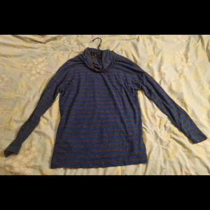 Soyaconcept blå randig tröja storlek M - Köpt begagnad, men aldrig använd. Storlek M. Nopprig. Mysig krage!
