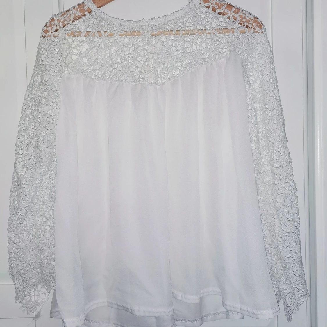 Flowig vit topp med ärmar i spets