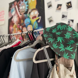 Weed hatt, nyskick:) - Köpte den för 200kr, säljer för 89, nyskick:)
