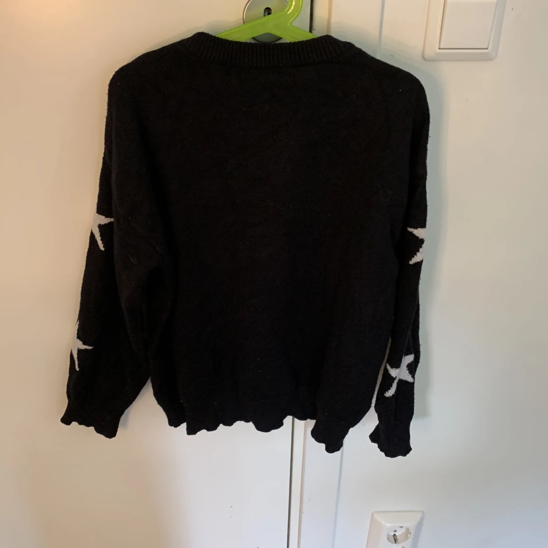 Svart tröja med vita sjärnor  - 90
