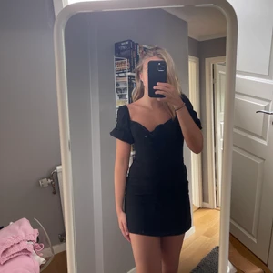 Svart sommarklänning  - En jättefin klänning som är perfekt till diverse festligheter nu i sommar! Hur skön som helst💕 Är i bra skick🙌🏼