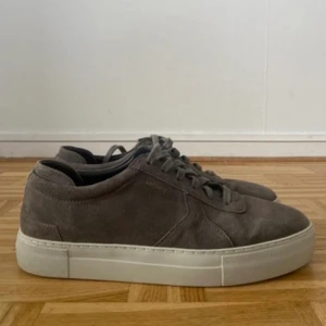 Axel Arigato Platform Suede  - Axel Arigato skor som knappt är använda och är i stort sett helt nya. Storlek 45. Nypris 1799 kr. Kvitto kan skickas på begäran.  Färg är grå men är lite grågrön i verkligheten.