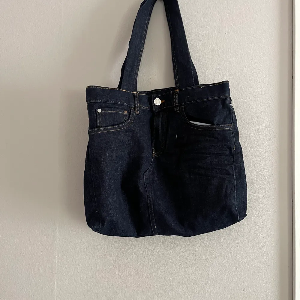 No waste! Egensydd väska av ett par gamla jeans! Den är mycket rymlig och sparsamt använd. Bra för dig och 🌏 kan mötas upp i Söderköping eller Norrköping eller frakta mot betalning 🍒. Väskor.