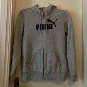 Zip up  - Mellan grå zip up hoodie från märket Puma. Det står XS i plagget men passformen är ganska stor så skulle säga att den mer är en strl S.