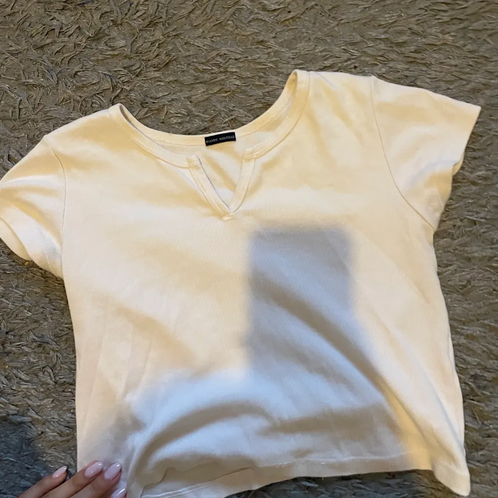 en vit tröja från brandy melville, basic men cool detalj 🤍 knappt använd . T-shirts.