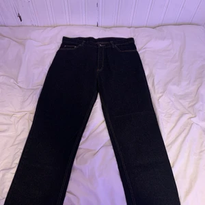 Svarta jeans med gul/brun stitching - Nyskick aldrig använda 