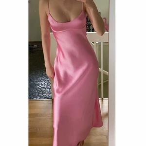 Zara Rosa Silkesklänning  - Superfin och trendig silkesklänning från Zara! Den har en liten rispa nere som syns i 2:a bilden, men jag skulle inte säga att det märks när man väl har på klänningen. Om många är intresserade blir det budgivning💞💞