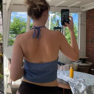 Halterneck topp - Blå halterneck topp, passar cirka S. 💓  (Har lagt upp massa nytt, kolla gärna min profil :))