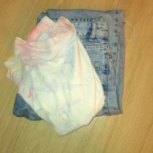 Jeans och en hm tröja  - En tröja ifrån hm och jeansmode hål. Säljer pågrund av att dem inte kommer till användning. Hör gärna av dig om du har någon fråga eller är intresserad.💗💗
