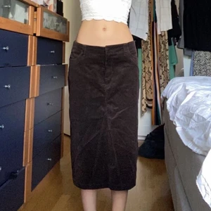 Kjol - Jättenfin manchester kjol, lågmidjad🫶 midjemått ca 80 cm, storlek 40 men passar mig som är 36!