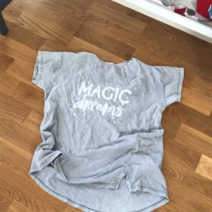 T-shirt det står magic Dreams på tröjan  - Lite vita fläckar men inte något farligt bara lite fläckar annars inga mer konstigtheter.