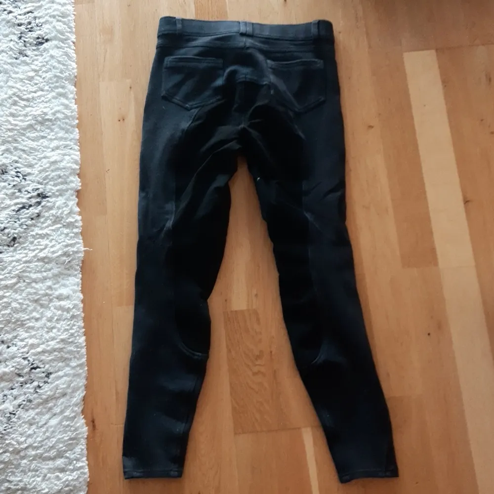 Ett par svarta ridbyxor som jag har använt 10-15 gånger😀. Jeans & Byxor.