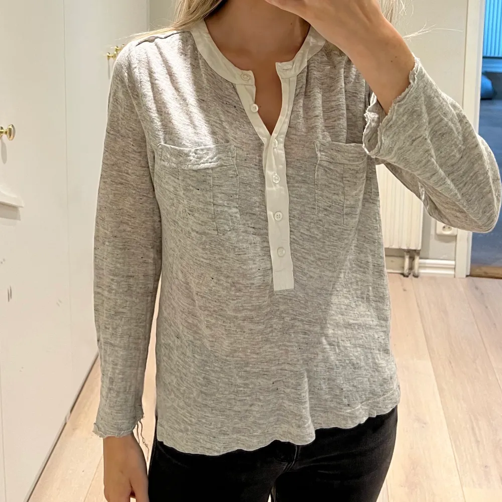 En superskön blus/tröja från Marc By Marc Jacobs i storlek small! Materialet är supersjuk och skönt som en tröja💖. Puserot.
