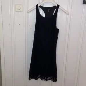 Svart fin klänning  - Jättefint material med fin rygg design. Från h&m storlek 38. Priset är ink frakt 🚚❤️