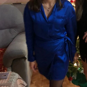 ZARA klänning  - Säljer den här fina klänningen från Zara. Jag köpte den för några månader sen för 399kr. Jag hara bara använt den 1 gång. Kan skicka mer bilder 😊 💕 Köparen står för frakten. 