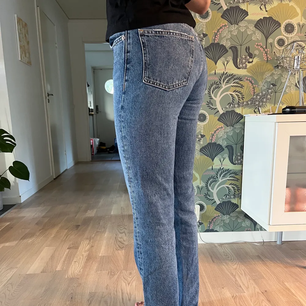Säljer nu dessa snygga straight jeans i storlek 36 från Zara pågrund av att jag växt ur dom. Jeansen är midwaist och full length. Dom passar mig perfekt i längden som är 177cm. Köparen står för frakt💕💕💕💕 . Jeans & Byxor.