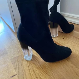 Bohoo klackar  - Så snygga skor från Bohoo i storlek 36. Skick: använda några gånger så det finns nåt skavmärke på klackarna. Lägger in bild: 
