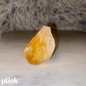 Citrin🧡 - - [ ] Citrin är en kraftfull sten står för glädje och energi. Den kan hjälpa till att rena alla chakran, skydda dig från andra människors negativa energier och omvandla negativ energi till positiv energi