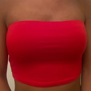 Röd croppad bandeu  - En röd croppad bandeu topp i storlek XS. Den är köpt ifrån hm och är i gott skick. Säljes för 50 kronor🎒