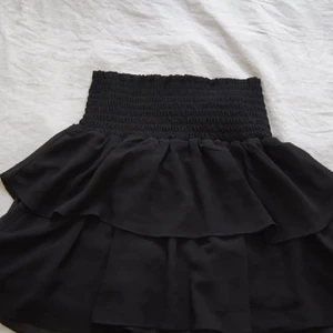 Svart kjol - Helt oanvänd med taggen som sitter kvar. Säljer för att den såg inte så bra ut på mig 