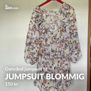 Blommig Jumpsuit - Blommig jumpsuit i stl L men mer som M eller större S  Jätte fin oanvänd med mjukt och skönt material.   Kan skickas. Frakt tillkommer med 66kr spårbart 