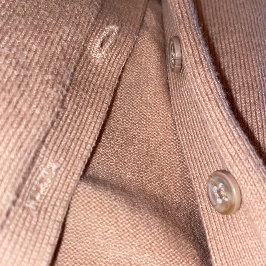 Brun kofta med knappar  - 90