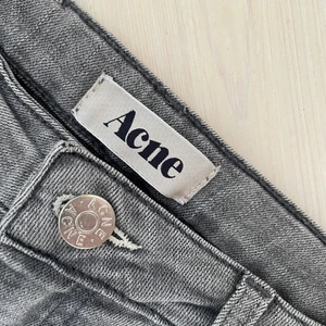 Lågmidjade shorts - Säljer dom här jätte snygga lågmidjade shortsen från acne!! Dem är lite små för mig så dom kommer inte till användning tyvärr💕💕 (äkta såklart) kom privat för fler bilder!