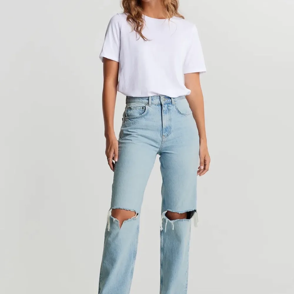 Ett par helt nya jeans i storlek 34 från Gina tricot med lappen kvar. Blev fel storlek och glömde att skicka tillbaka dem :( kom med bud! . Jeans & Byxor.
