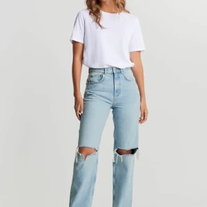 Gina tricot 90’s higwaisted jeans  - Ett par helt nya jeans i storlek 34 från Gina tricot med lappen kvar. Blev fel storlek och glömde att skicka tillbaka dem :( kom med bud! 