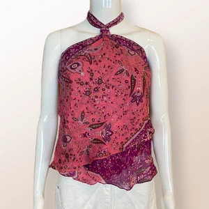 Halterneck Topp - Oasis sommar halterneck topp i okej skick. Ett hål finns bredvid materiallappen - men det syns inte mycket när den bärs då det är dubbellager med tyg över hålet.  100% silke! Storlek 8 / 34. 