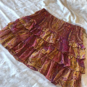 Zara kjol knappast använd❤️ - Säljer denna kjol från zara eftersom jag knappast använder den. Använd cirka 5-7 gånger. Om du/ni vill ha fler bilder på den så är det bara att fråga!  I storlek xs men passar mig som har s i dom flesta kläderna. Kom och köp😊