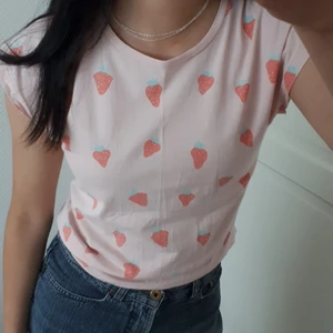 Sommrig t-shirt - Sommrig och söt t-shirt som kan bäras som den är eller croppad som på andra bilden! Passar jättefint till jeans, vit kjol osv till picknick, stranden eller stan!!😍🍓🍓