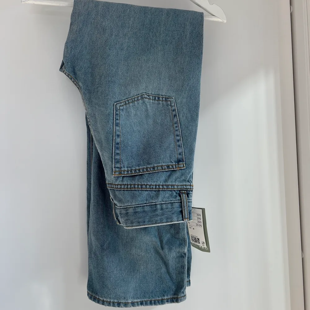 Super fina jeans från H&M som har lappen kvar då dom är för små för mig och jag glömde skicka tillbaka dom. Därav slänger jag in en bild från hemsidan så man ser hur de ser ut på. Strl 38.  Köparen står för frakten. . Jeans & Byxor.