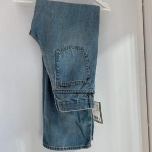 Super fina jeans från H&M som har lappen kvar då dom är för små för mig och jag glömde skicka tillbaka dom. Därav slänger jag in en bild från hemsidan så man ser hur de ser ut på. Strl 38.  Köparen står för frakten. 